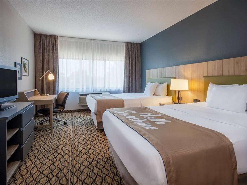 Hotel Days & By Wyndham Mi