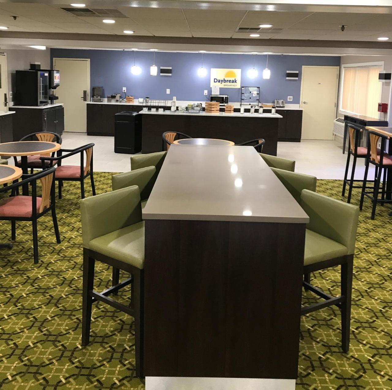 Days & By Wyndham Mi Hotel